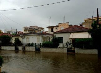 Πλημμύρισαν γειτονιές των Τρικάλων από τη νεροποντή – Άνοιξαν δρόμοι