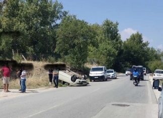 Τούμπαρε αυτοκίνητο στη Λάρισα (ΦΩΤΟ)
