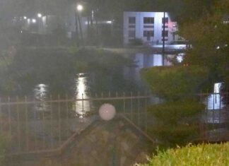 «Λίμνη» δρόμος στον Τύρναβο λόγω ξεχασμένων υλικών (ΦΩΤΟ)