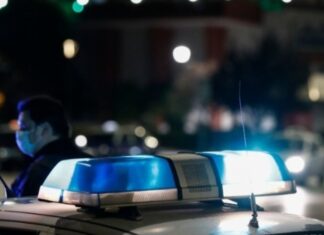 Χαμός στο κέντρο της Λάρισας με άντρα που απειλεί να πέσει από πολυκατοικία
