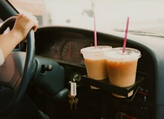 Δεν αστειεύεται ο ΚΟΚ: Να τι θα πάθεις αν σε τσακώσουν με καφέ στο αμάξι, αυτά τα ρούχα απαγορεύεται να φοράς