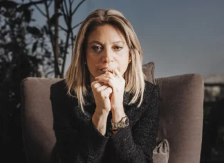 Καρυστιανού στους Sunday Times: «Για τρία φρικτά λεπτά η κόρη μου και η φίλη της ήταν ζωντανές»