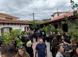 Θρήνος και οδυρμός στην κηδεία της Ελασσονίτισσας Κατερίνας Κατσιάνα που σκοτώθηκε σε τροχαίο στα 52 της (ΦΩΤΟ)