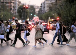 Η Ελλάδα αντιμέτωπη με ανησυχητική πληθυσμιακή κατάρρευση – Σε απόγνωση οι νέοι