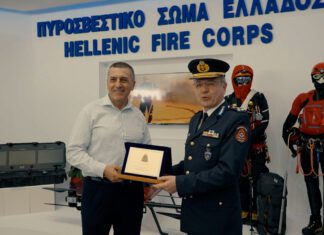 Το Πυροσβεστικό Σώμα τίμησε τον Δημήτρη Κουρέτα για τη συνεισφορά του στην αντιπυρική περίοδο (ΦΩΤΟ)
