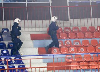 Πετούσαν πέτρες και μπουκάλια σε αστυνομικούς έξω από ποδοσφαιρικό αγώνα στη Λάρισα – Συνελήφθη ένας φίλαθλος