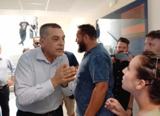Λάρισα: Φασαρία στην Περιφέρεια με επαγγελματίες και Κουρέτα – Μπούκαραν από τα παράθυρα (ΦΩΤΟ)