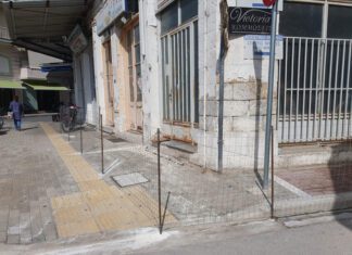 Κεντρική Πλατεία Τυρνάβου: Kλειστό το πεζοδρόμιο λόγω του επικίνδυνου κτιρίου – ΦΩΤΟ