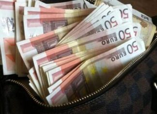 Λάρισα: Πέταξε από το μπαλκόνι σακούλα με 25.000 ευρώ…