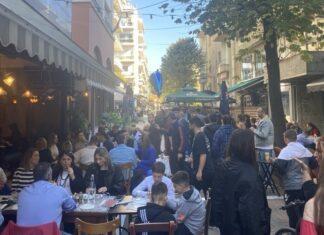 Το αδιαχώρητο στο κέντρο της Λάρισας – Δεν πέφτει καρφίτσα σε ουζερί και ταβέρνες – ΦΩΤΟ