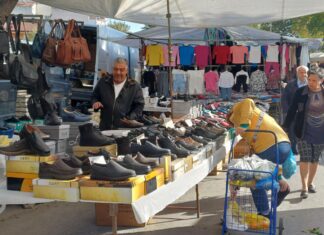 Οι Λαρισαίοι καταφεύγουν στη Λαϊκή για ρούχα και παπούτσι, λόγω ακρίβειας (ΦΩΤΟ)