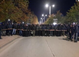 Θύρα 1: «ΕΔΩ ΕΙΝΑΙ ΛΑΡΙΣΑ»