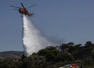 Φωτιά στην Κερατέα: «Σηκώθηκαν» ελικόπτερα