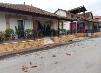 Φορτηγό γκρέμισε κεραμίδια από σπίτι σε χωριό της Λάρισας!