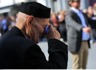 Λάρισα: Δάκρυα, συγκίνηση και αναμνήσεις από έναν ηλικιωμένο στην παρέλαση – ΦΩΤΟ