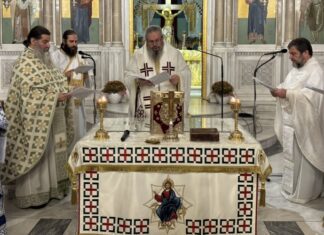 Πλήθος Λαρισαίων πιστών στην αρχαιοπρεπή Θεία Λειτουργία του Αγίου Ιακώβου του Αδελφοθέου στον Άγιο Αχίλλιο Λάρισας – ΦΩΤΟ