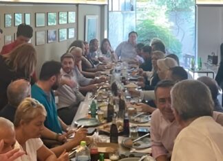 Τραπέζωμα Ανδρουλάκη: Για ψητό αρνί με Λαρισαίους φίλους τους (ΦΩΤΟ)