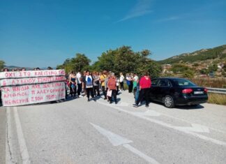 Έκλεισαν συμβολικά τον δρόμο Λάρισα – Κοζάνης ζητώντας να συνεχιστεί η λειτουργία του τμήματος ανθρωπιστικών σπουδών του Λυκείου στην Τσαριτσάνη (ΦΩΤΟ)