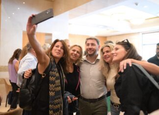 Ανδρουλάκης από Λάρισα: «Δύναμη μου ο απλός κόσμος του ΠΑΣΟΚ που έμεινε στα δύσκολα και βλέπει την παράταξη μας να έχει επιστρέψει» – ΦΩΤΟ