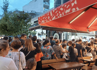 Χαμός χθες από εκατοντάδες Λαρισαίους στην Ταχυδρομείου για δωρεάν γύρο και συναυλία αλυσίδας φαστ φουντ (ΦΩΤΟ)