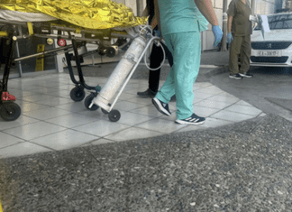 Μάχη για τη ζωή του δίνει ο 40χρονος που αυτοπυρπολήθηκε και οδηγούσε από την Λάρισα προς Βελεστίνο
