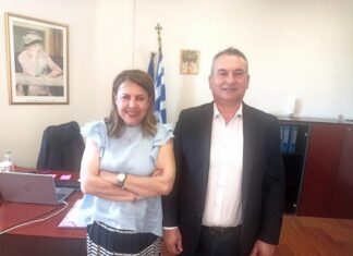 O Αντιπεριφερειάρχης Υγείας Βαγγέλης Αποστόλου με την Υποδιοικήτρια της 5ης ΥΠΕ Μαρία Μήτσιου