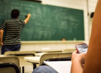 Χιλιάδες οι αποβολές για κινητά στα σχολεία – «Θεαματικό» το μέτρο