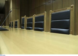 Λάρισα: Η εταιρεία που ανέλαβε να φτιάξει την αίθουσα για την δίκη των Τεμπών