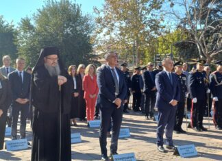 Λάρισα – Eπέτειος του ΟΧΙ: Κατάθεση στεφάνων στο μνημείο των Ηρώων (ΦΩΤΟ)