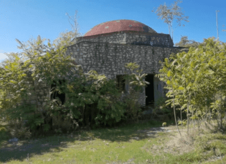 Το… λουτρό στη βιτρίνα του Τυρνάβου που «σαπίζει» από αδιαφορία (video)