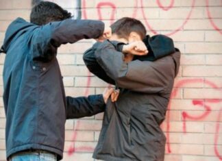 Τρόμος στη Λάρισα: Ανήλικοι έριξαν γροθιές σε πρόσωπο και κεφάλι άλλου ανήλικου – Συλλήψεις από την Αστυνομία μέρα μεσημέρι