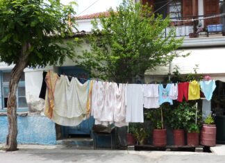 Κι όμως έγινε στον Τύρναβο: «Βούτηξε» φόρεμα από αυλή σπιτιού