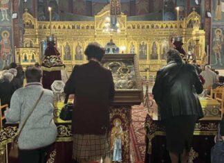 Λάρισα: Πλήθος πιστών στον Άγιο Νικόλαο για την υποδοχή της εικόνας της Παναγίας Αρμενιώτισσας (ΦΩΤΟ)