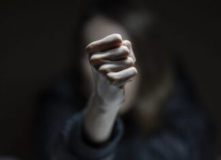 Κρήτη: Μαλλιά κουβάρια έγιναν γονείς και διευθύντρια σε δημοτικό – Άγριος ξυλοδαρμός πατέρα