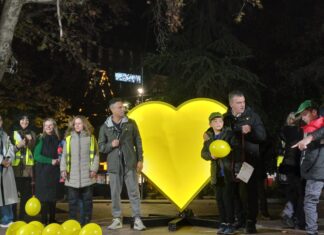 Αναψε η Κίτρινη Καρδιά στη Λάρισα για την “Καθαρή Εβδομαδα” (ΦΩΤΟ)
