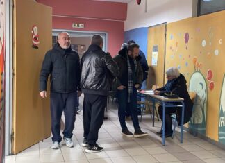 Αθρόα ποσέλευση φίλων και μελών στις κάλπες στη Λάρισα για την εκλογή προέδρου (ΦΩΤΟ)