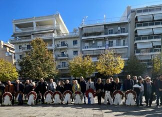 Λάρισα: Τιμήθηκε η 51η επέτειος του Πολυτεχνείου με κατάθεση στεφάνων στην πλατεία νομαρχίας (ΦΩΤΟ)