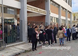 Πήραν το πτυχίο και έκλεισαν τον δρόμο για να το γιορτάσουν – ΦΩΤΟ