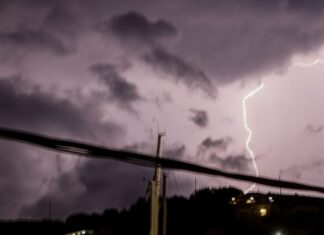 Καταιγίδες με αρκετούς κεραυνούς σήμερα – Ποιες περιοχές θα επηρεαστούν