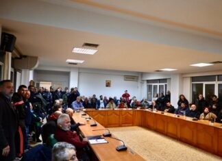 Μεγάλη σύσκεψη των σεισμόπληκτων στο Δημαρχείο Τυρνάβου: Κινητοποίηση στα γραφεία της ΔΑΕΦΚ στην Λάρισα