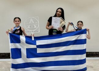 Δύο κοριτσάκια ανέβασαν την Ελασσόνα ψηλά στο Ντουμπάι – Με τη δασκάλα τους έφτασαν στον… ουρανό (ΦΩΤΟ)