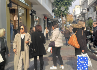 Φουλ ψώνια για τους Λαρισαίους στην αγορά για την Black Friday – ΦΩΤΟ