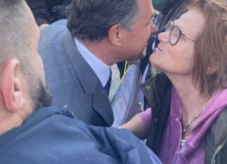 Καρπενήσι: Δεν ανήκει στο ΠΑΜΕ η διαδηλώτρια που φίλησε τον Άδωνι Γεωργιάδη στο Καρπενήσι