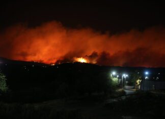 Αποπνικτική η ατμόσφαιρα στον Αμπελώνα λόγω των καπνών που προκάλεσε πυρκαγιά σε χωματερή