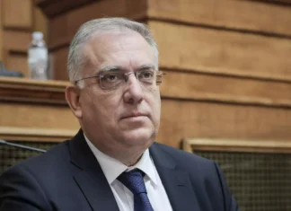 Ο Τάκης Θεοδωρικάκος στο επιχειρηματικό δείπνο του ΣΘΕΒ στη Λάρισα