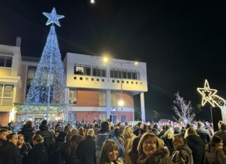 Έτοιμη για τα Χριστούγεννα η Περιφέρεια Θεσσαλίας – Άναψε το χριστουγεννιάτικο δέντρο της παρουσία πλήθους κόσμου! (ΦΩΤ0)