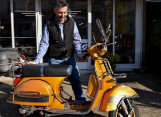 H θρυλική βέσπα συνεχίζει να κερδίζει τους Λαρισαίους – Αναζητούν παλιά μοντέλα, είναι σαν οικογενειακά κειμήλια