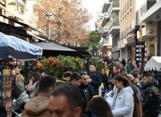 Δείτε το εορταστικό ωράριο στα κασταστήματα της Λάρισας – Οι Κυριακές που ανοίγει η αγορά