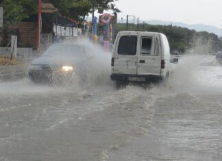 Λάρισα: Χαμός με την κακοκαιρία στα παράλια