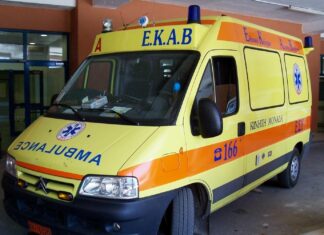 Νεαρή κοπέλα κατέρρευσε μεσθυσμένη στη μέση του δρόμου